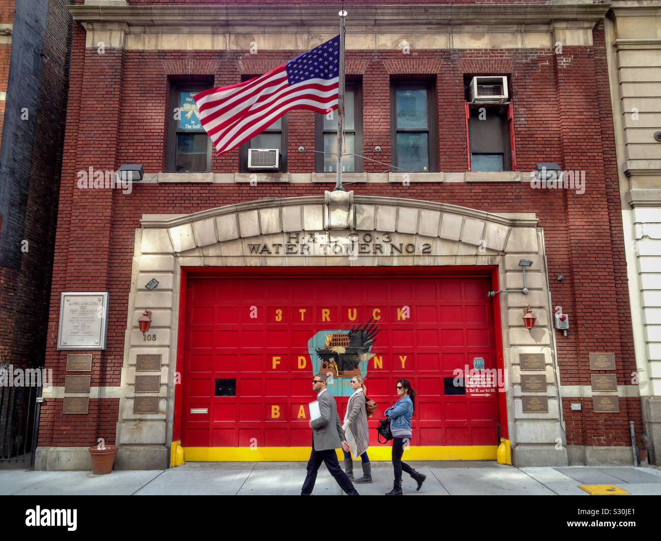 New York City Fire Department firehouse, 108 East 13th Street, Manhattan, New York. Base della scaletta FDNY società 3, che ha perso la maggior parte dei suoi uomini durante il 11 settembre 2001 attacchi. 2012. Foto Stock