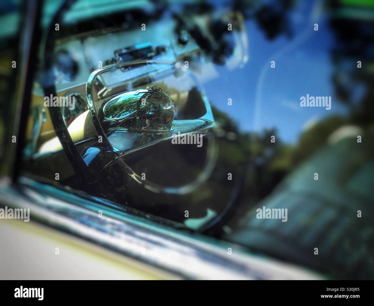 Guardando attraverso il driver nella finestra laterale di un auto classica Foto Stock