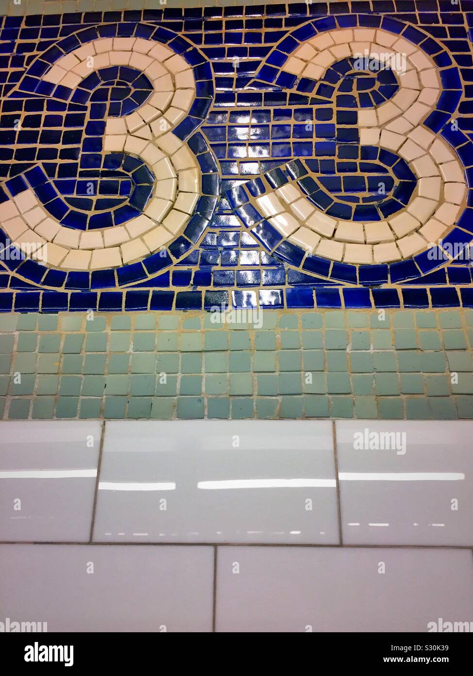 Piastrelle decorative alla trentatreesima San stazione della metropolitana sulla linea di Lexington numero sei treno. in New York City, Stati Uniti d'America Foto Stock