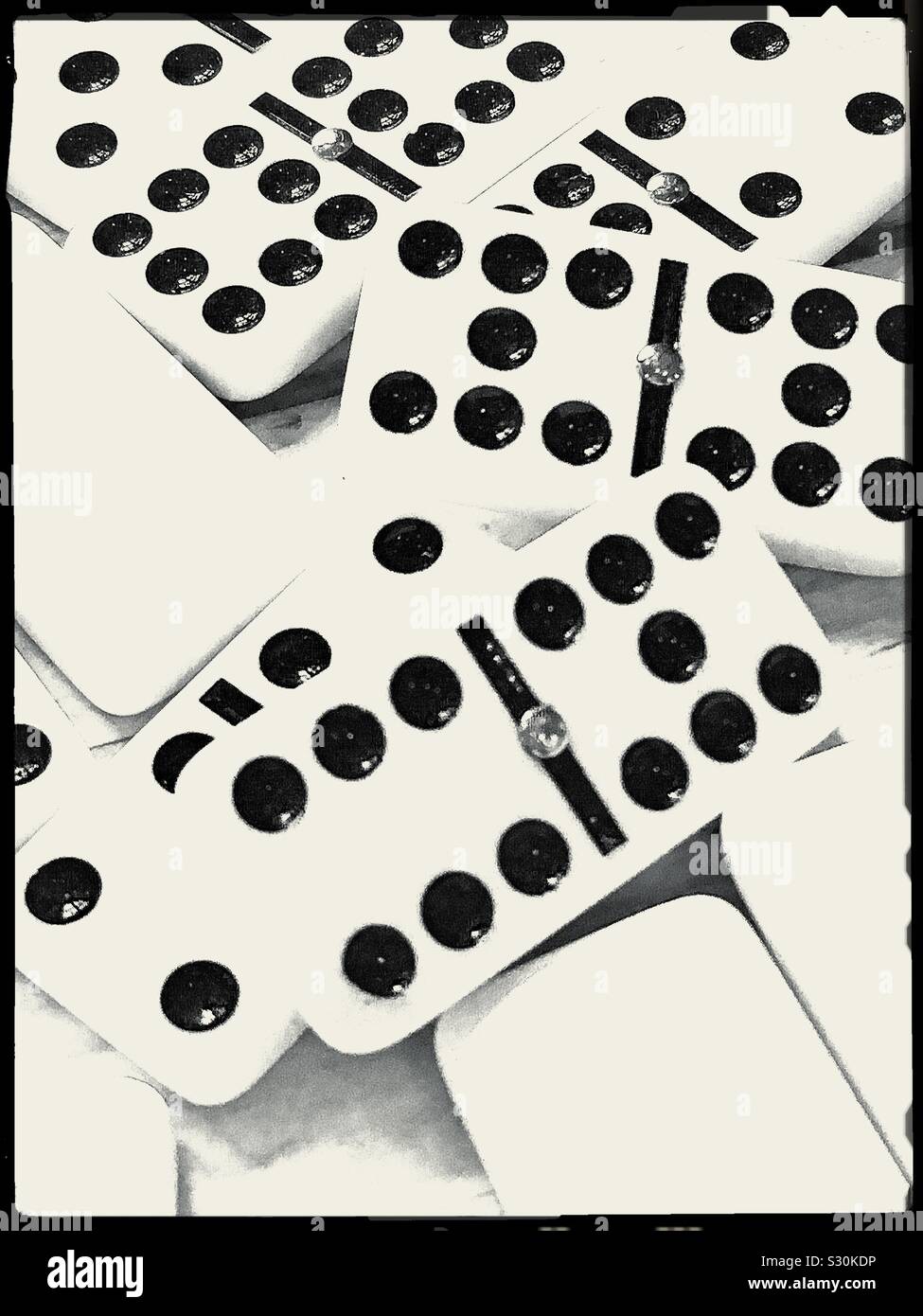 L'effetto domino in bianco e nero Foto Stock