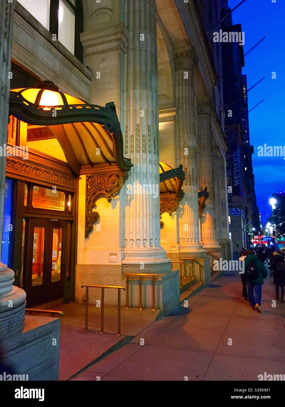 Graduate Center della City University di New York in corrispondenza di un angolo della 34th St. e Fifth Avenue al crepuscolo, NYC, STATI UNITI D'AMERICA - Immagine stock catturata con smartphone