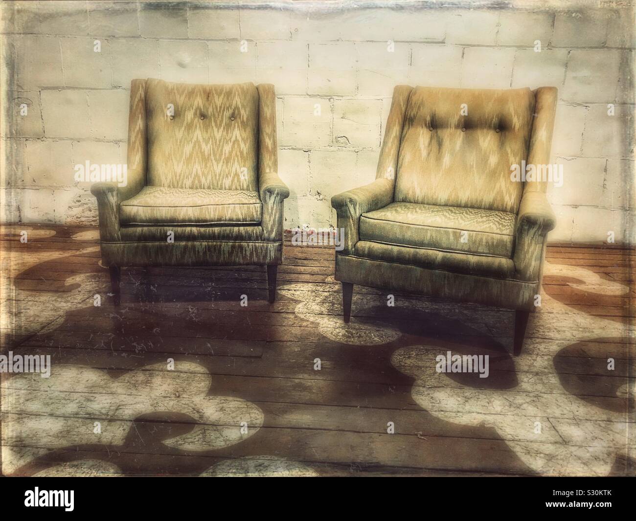 Sedie Vintage visualizzato su di un legno verniciato magazzino - Immagine stock catturata con smartphone