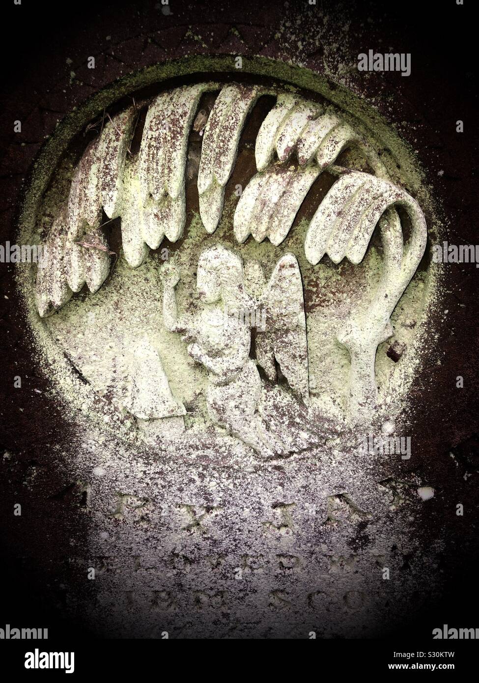 Angelo scolpito su un vecchio headstone - Immagine stock catturata con smartphone