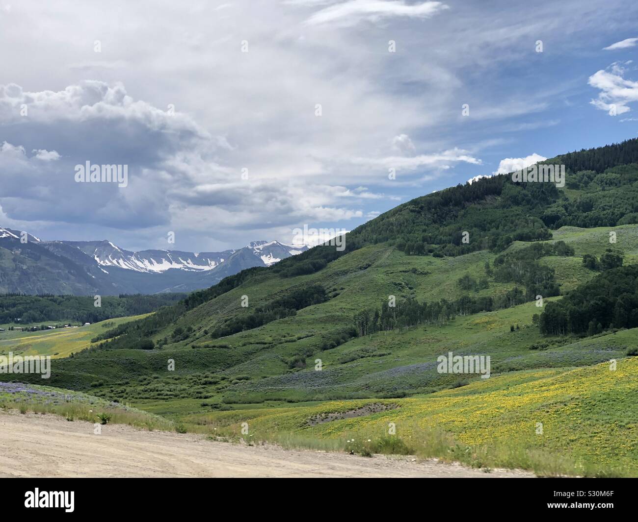 Bella colorado mountain view. Il lato montagna in Colorado Rockies. Ideale per vacanze e turismo cartolina, rivista, biglietto di auguri foto. Foto Stock