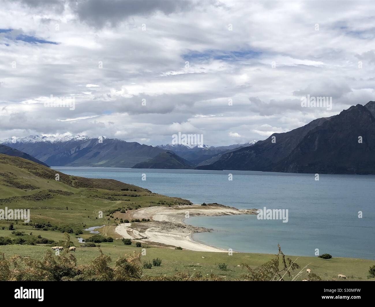 Scenic drive passato Lago Hawea; Isola del Sud della Nuova Zelanda - Immagine stock catturata con smartphone