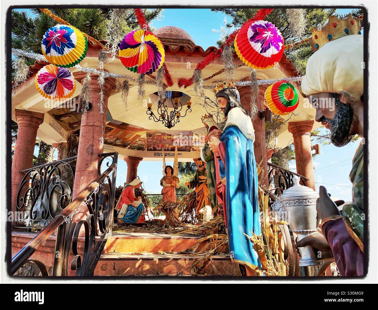 Una vita dimensionato presepe è allestito nella piazza di San Antonio Tlayacapan in preparazione per celebrare il Natale. Foto Stock