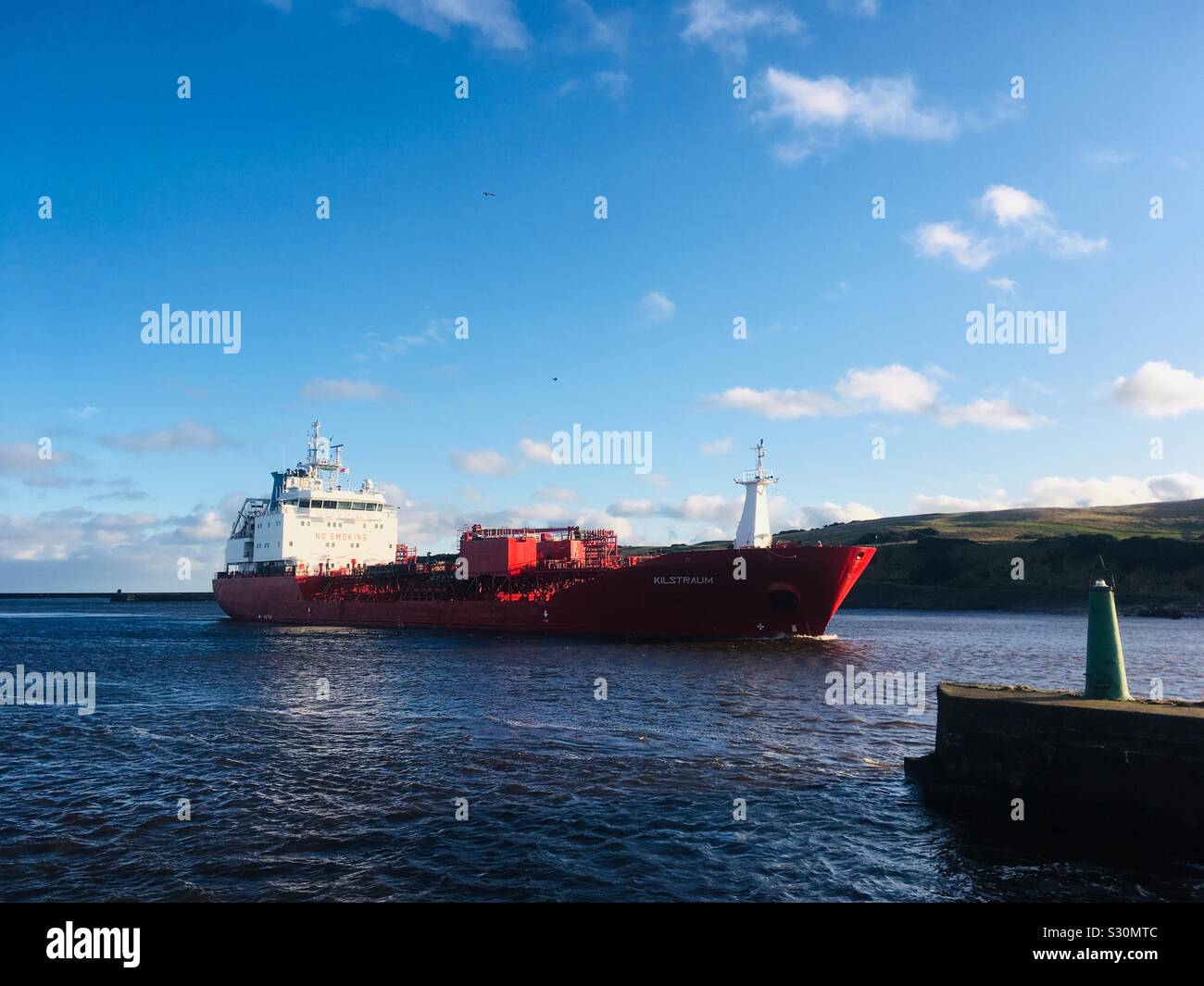 Navi che entrano in porto di Aberdeen, Scozia Foto Stock
