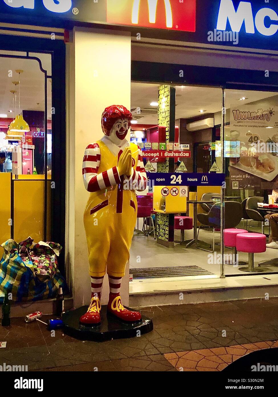 Ronald McDonald al di fuori di un McDonald's a Khaosan Road, Bangkok, Thailandia Foto Stock