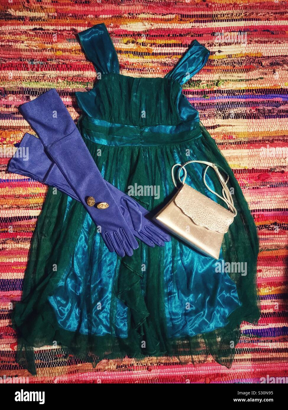 Per bambini vestire abiti abito da cocktail con guanti lunghi e portamonete in argento Foto Stock