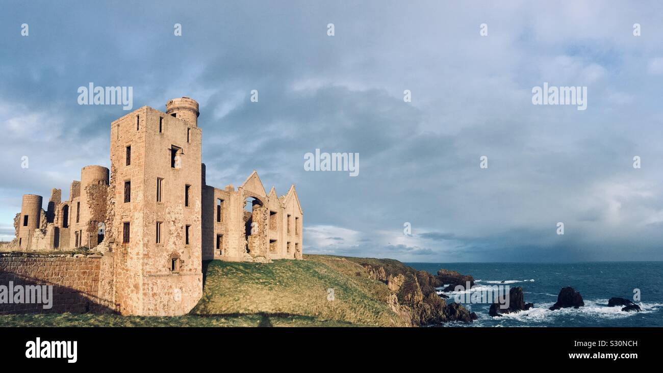 Il castello di Slains, sulla cima di una scogliera posizione vicino Cruden Bay, Aberdeenshire, Scozia. Costruito 1597 dal conte di Erroll Foto Stock