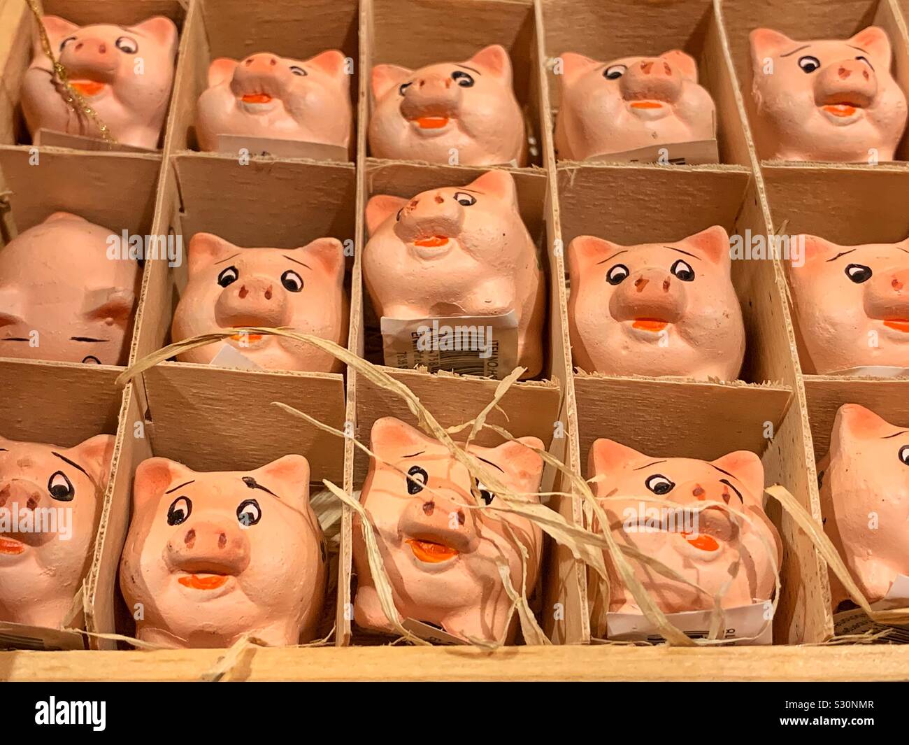 Super cute sorridente rosa piggies ceramica in una scatola Foto Stock