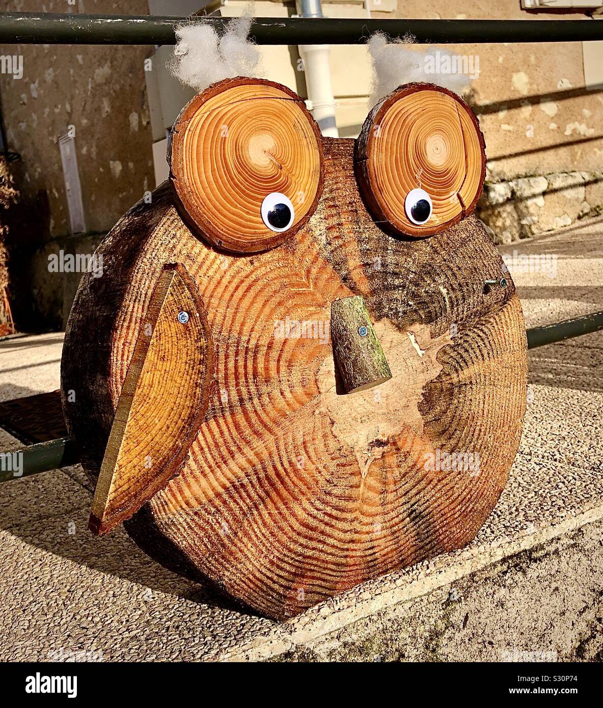 Singolare decorazione di Natale - un gufo realizzato da fette di log. - Immagine stock catturata con smartphone