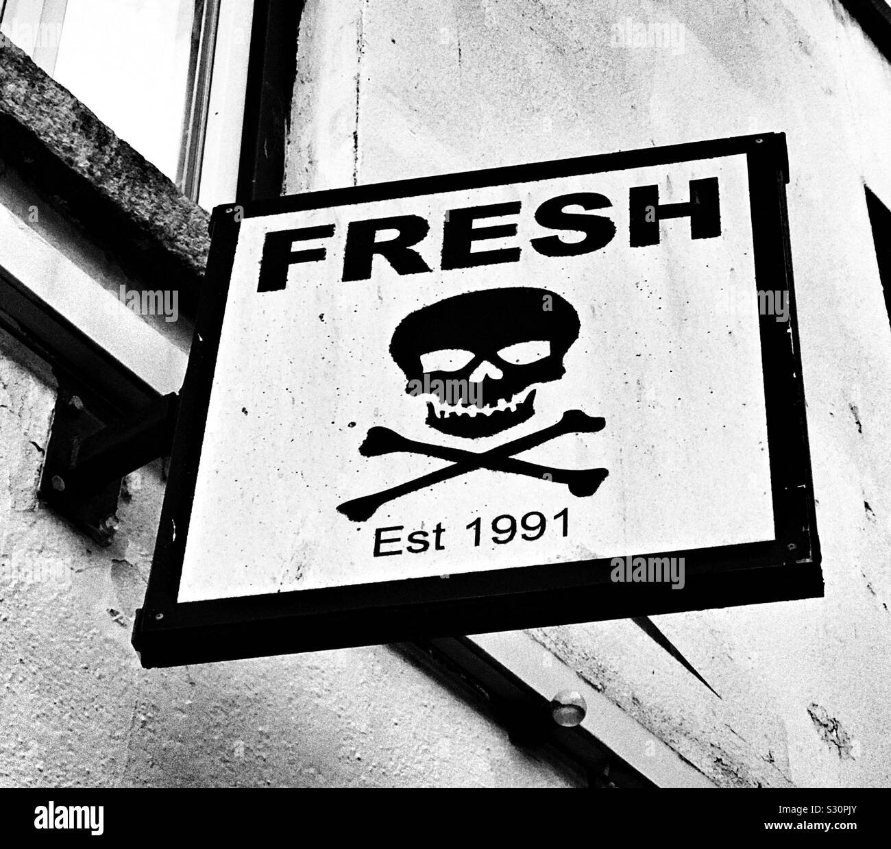 Un cartello stradale di Dublino in Irlanda con Teschio e Ossa Croce - Freschi Est 1991 Foto Stock