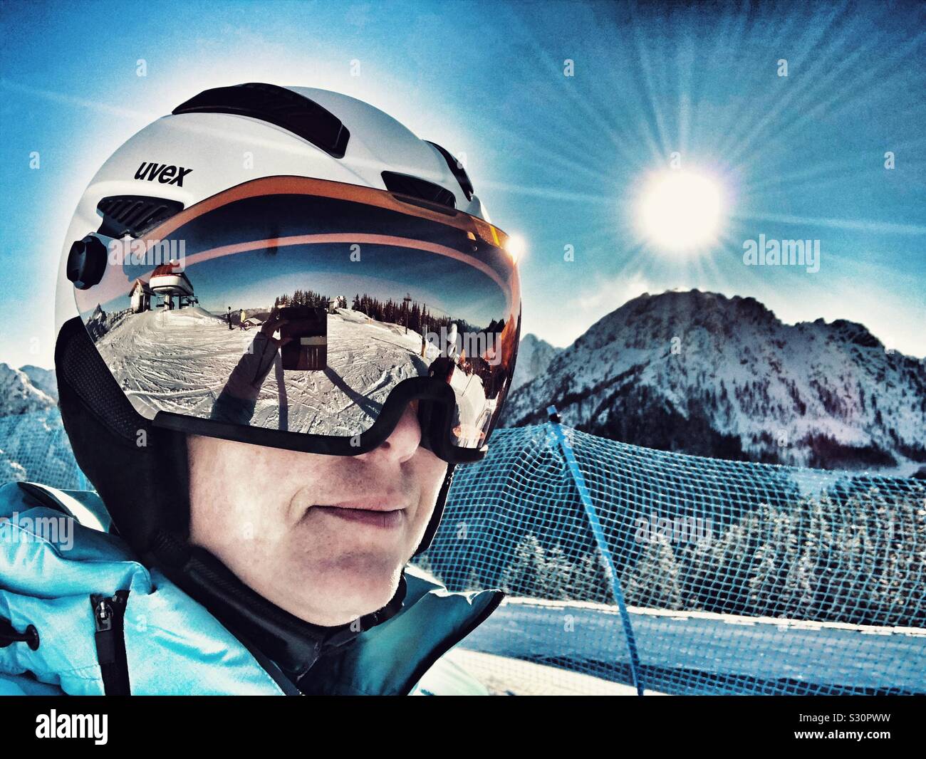 Sciatore prendendo un selfie - Immagine stock catturata con smartphone