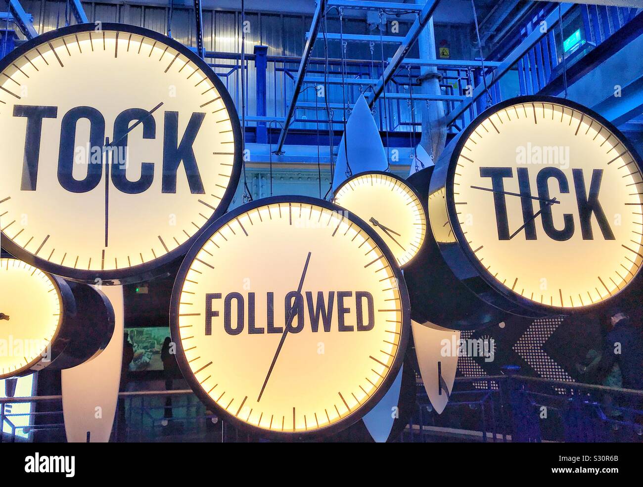 Tock seguita Tick pubblicità alla Guinness Storehouse a Dublino - Irlanda Foto Stock