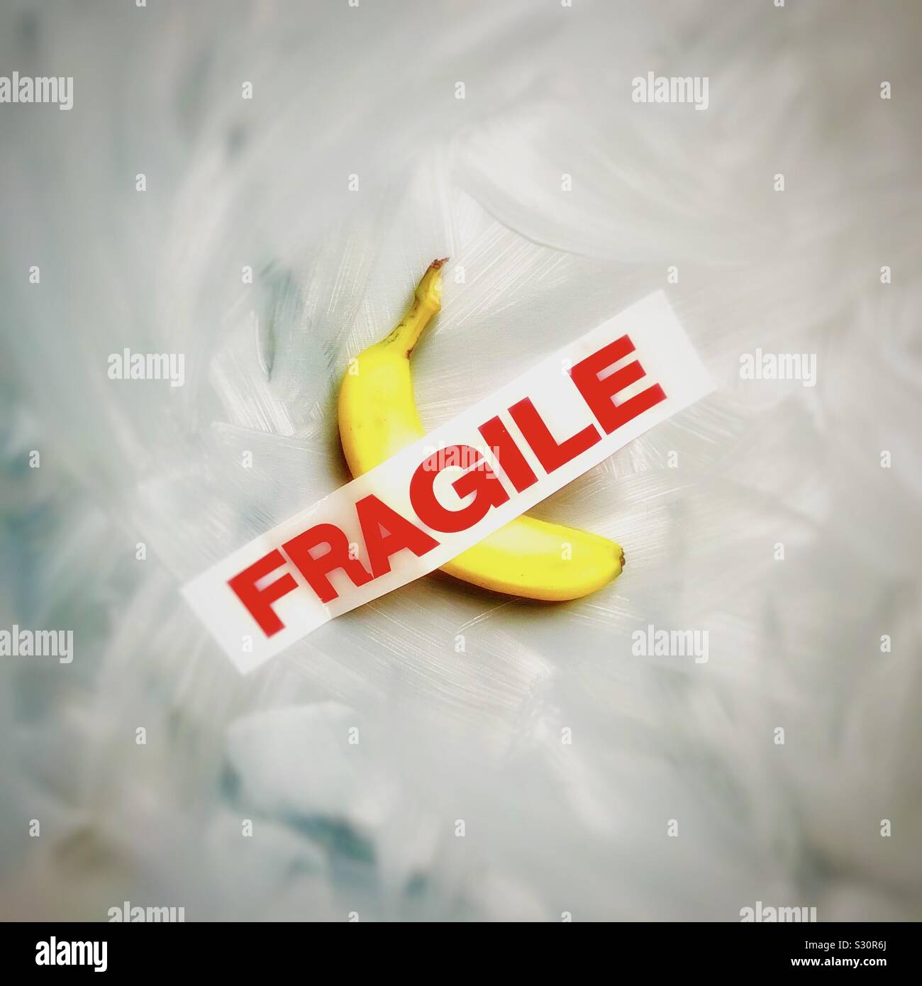 Visual pun su artista Maurizio Cattelan "comico" banana artwork al 2019 Art Basel Miami show. - Immagine stock catturata con smartphone