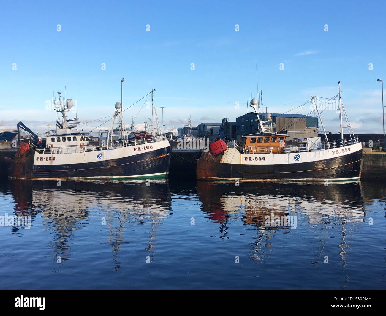 Due attività di pesca i pescherecci con reti da traino nel porto di Fraserburgh, Scozia Foto Stock
