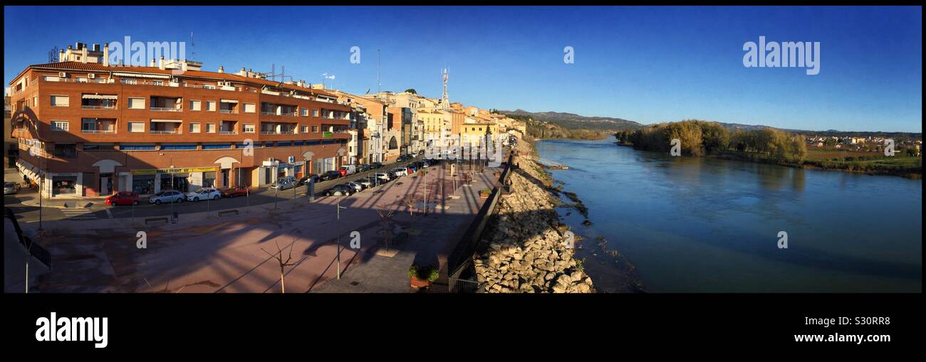 Vista della città dalla conformazione arcuata del ponte che attraversa il fiume Ebro a Mora d'Ebre, Catalogna, Spagna. Foto Stock