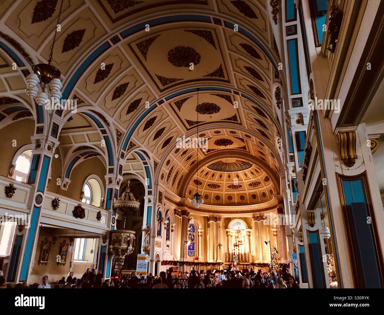 Corale di Natale all'interno di una chiesa in La Prairie, Quebec, Canada, America del Nord - Immagine stock catturata con smartphone