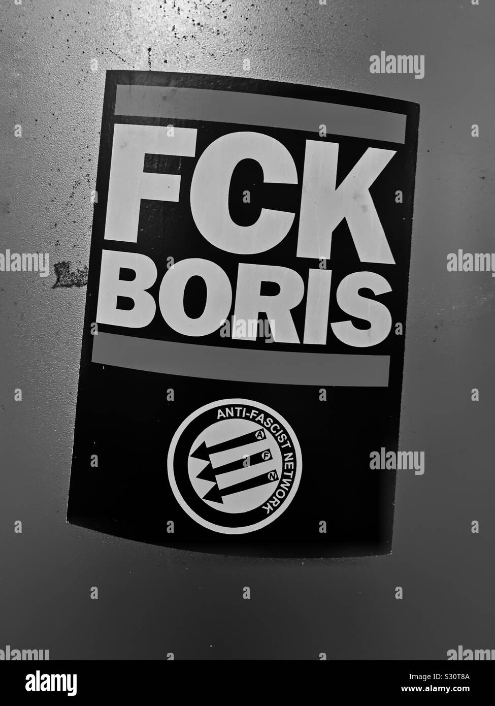 Un adesivo con riferimento al primo ministro Boris Johnson con lo slogan "FCK BORIS" visto durante il 2019 UK campagna generale - Immagine stock catturata con smartphone