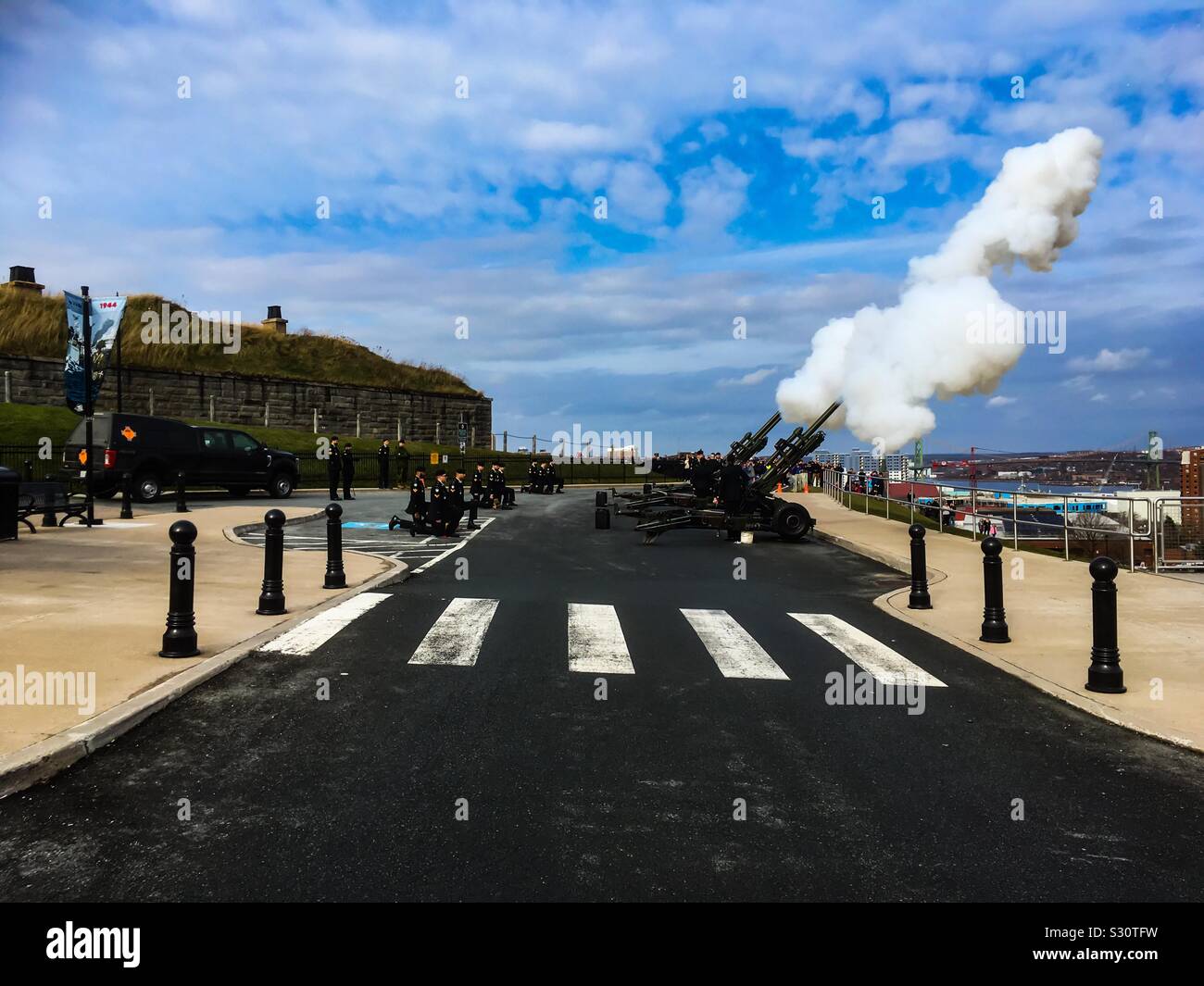 Gun Salute, Giornata della memoria, Canada, in memoria di grandi guerre e vittorie e dei loro eroi, uomini e donne coraggiosi. Non dimenticheremo. Undicesimo giorno dell'undicesimo mese. - Immagine stock catturata con smartphone