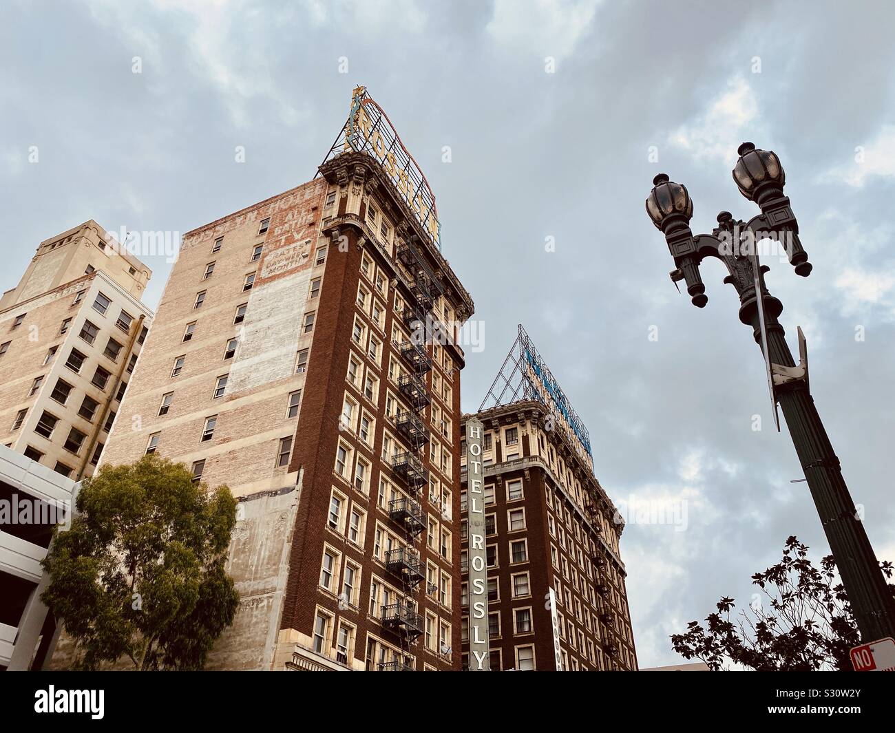 LOS ANGELES, CA, DEC 2019: guardando verso l'alto la Rosslyn Hotel nel nucleo storico del centro cittadino, con cielo nuvoloso Foto Stock