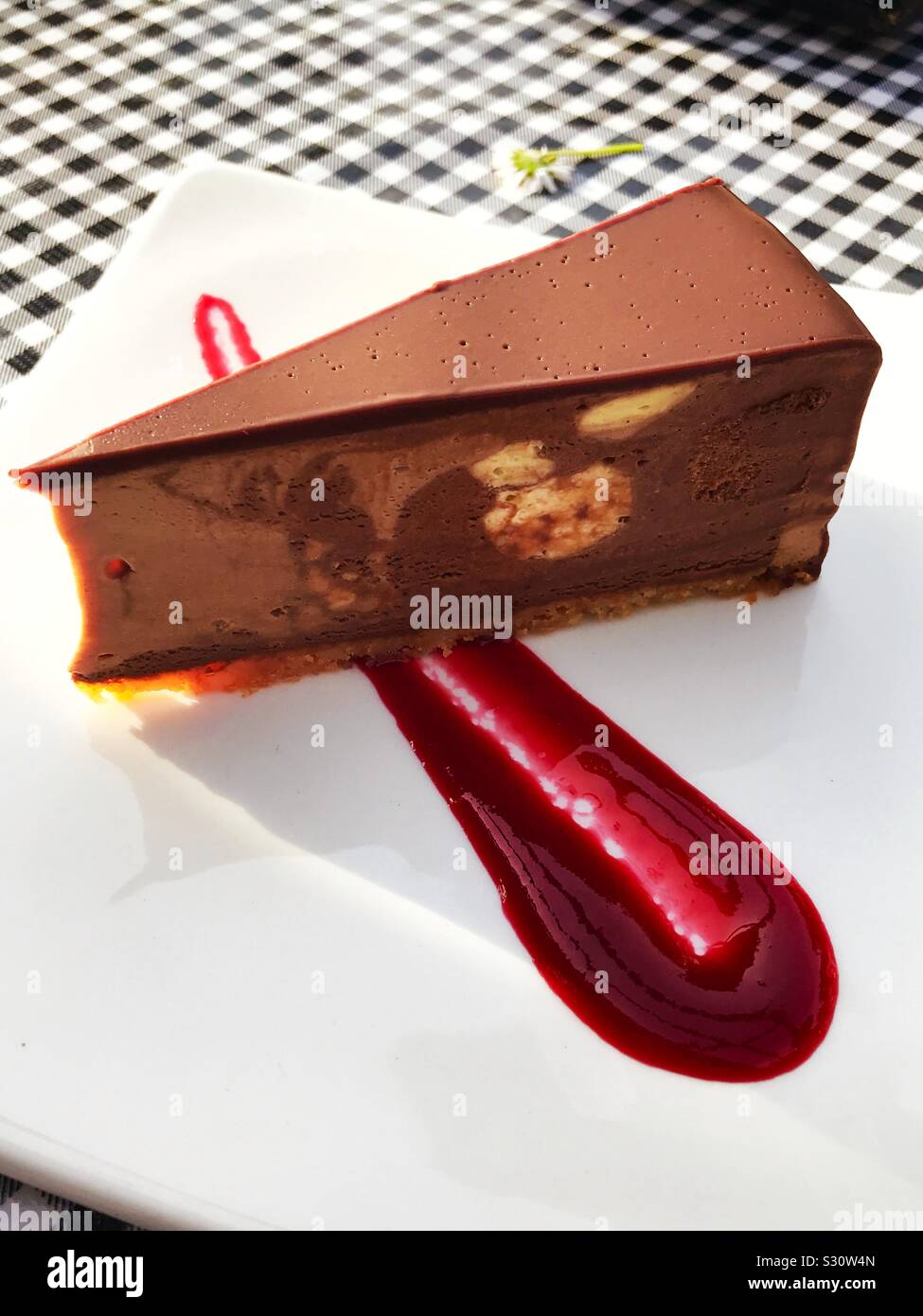 Soufflé al cioccolato torta con salsa di lamponi Foto Stock