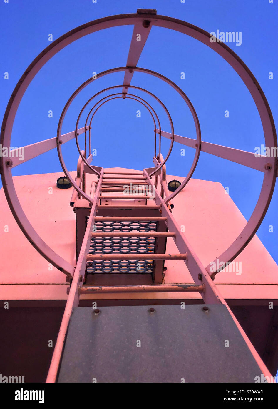 Scala metallica di una torre di osservazione, la Baia di Cardiff, nel Galles del Sud. - Immagine stock catturata con smartphone