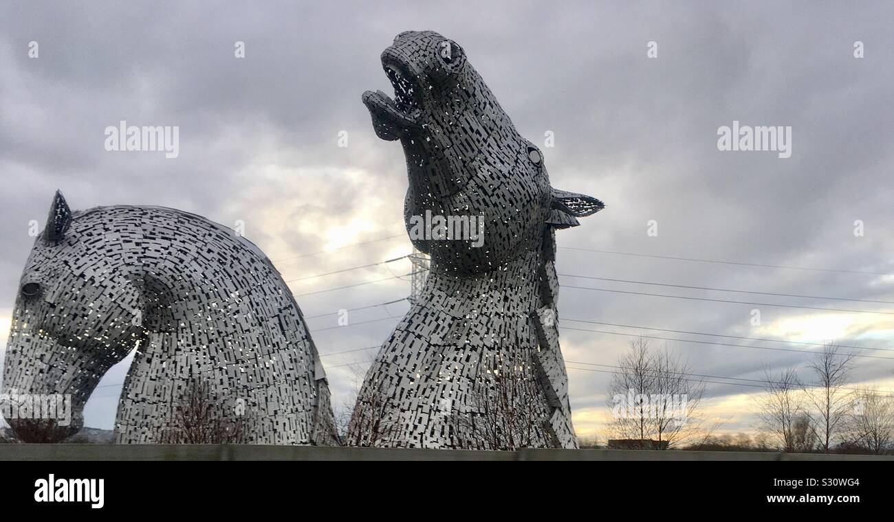 Il Gigante Kelpies testa di cavallo sculture del canale di Forth e Clyde in Helix Park, Falkirk, Scozia da Andy Scott Foto Stock