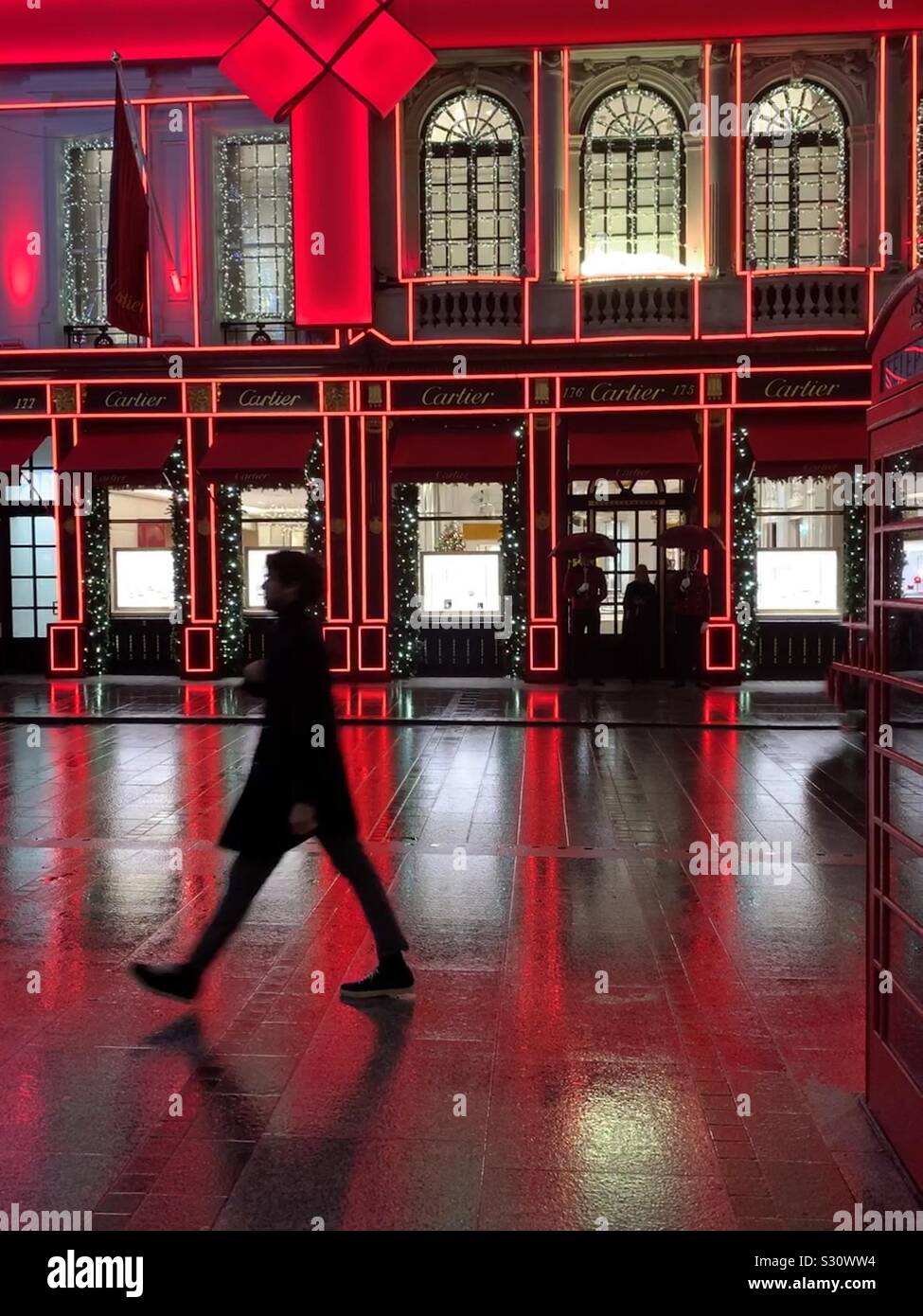 L'uomo fretta home passato Cartier, Bond Street, Londra per Natale Foto Stock