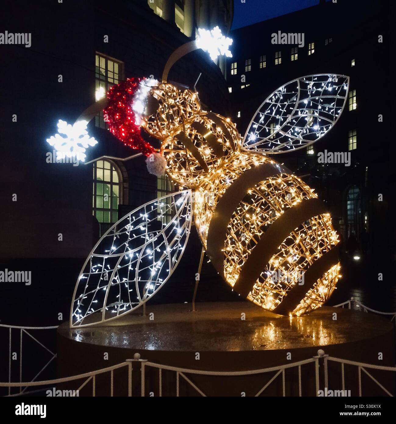 Festive illuminato bee nel centro della città di Manchester. Foto Stock