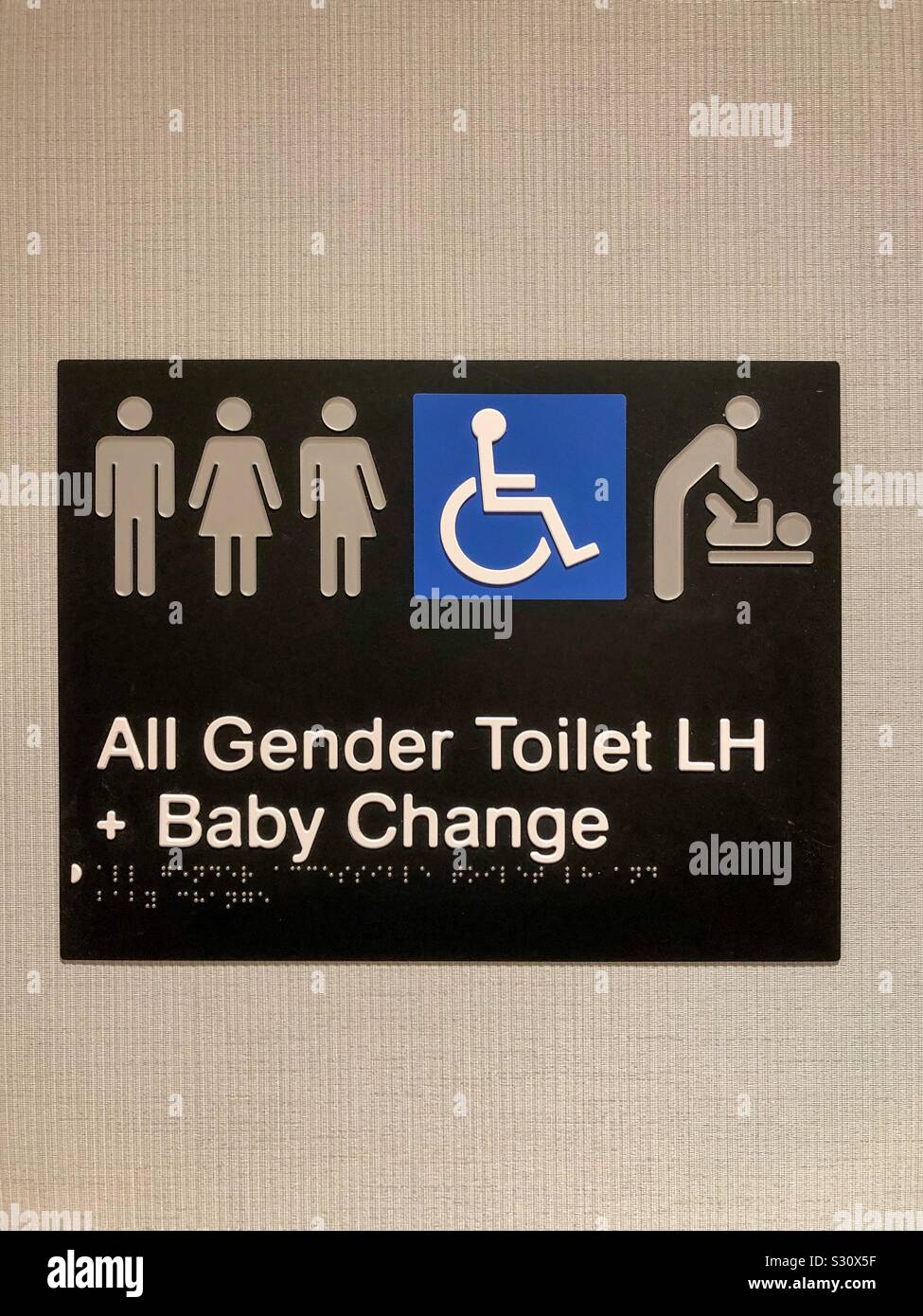 Tutti i servizi igienici di genere e baby cambia segno in camera. Foto Stock
