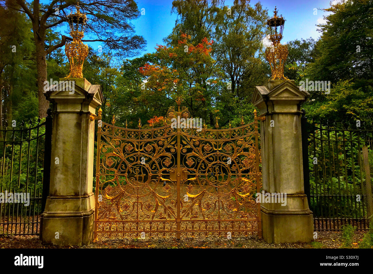 Golden Gates a Benmore Giardini in Dunoon, Scozia. Foto Stock