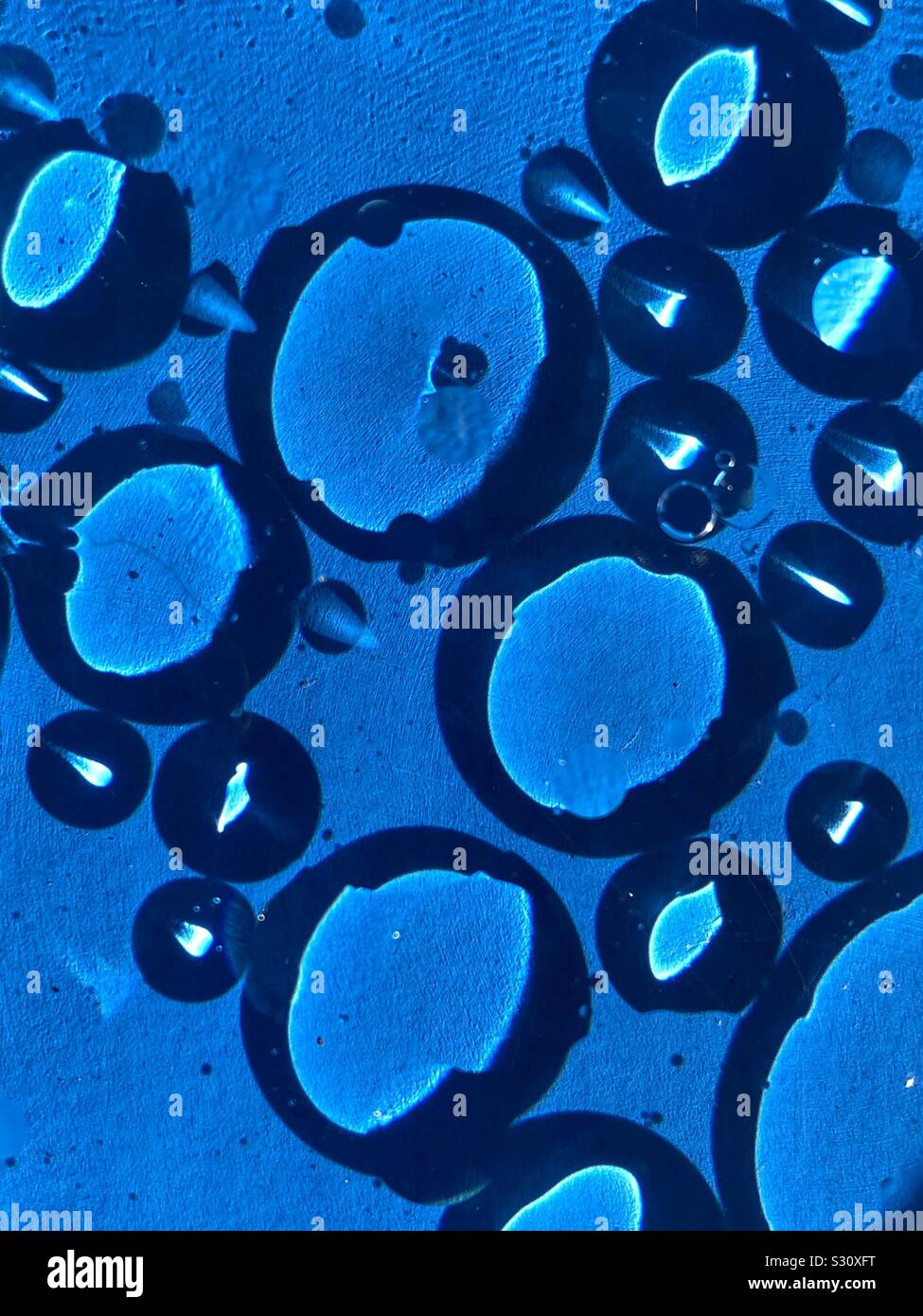 Abstract di olio e acqua su fondo blu intenso - Immagine stock catturata con smartphone
