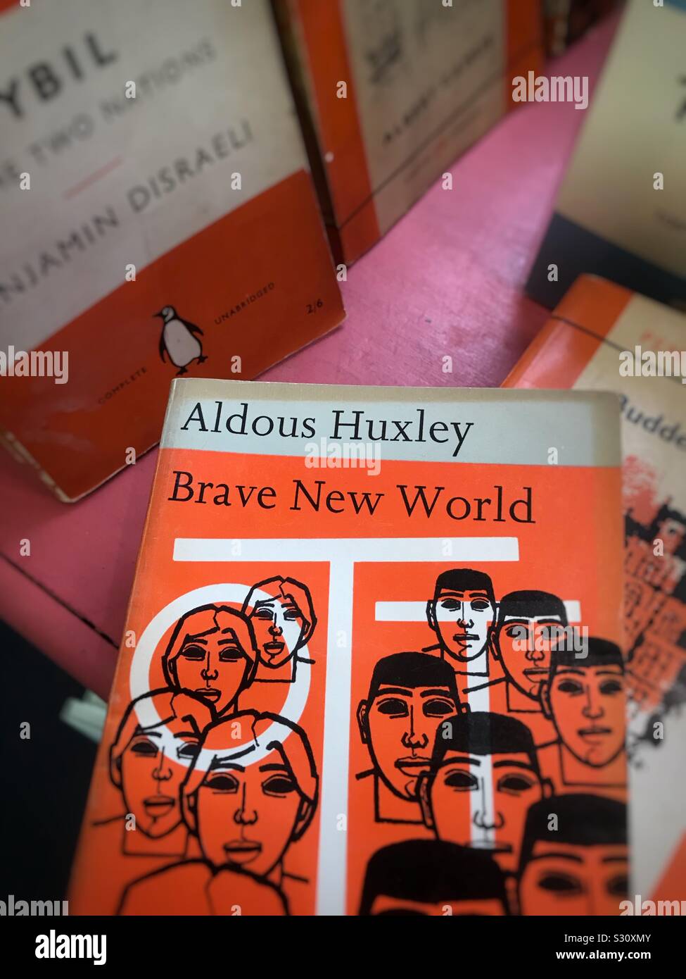 Un vintage copia del Brave New World di autore Aldous Huxley, pubblicato per la prima volta nel 1932 Foto Stock
