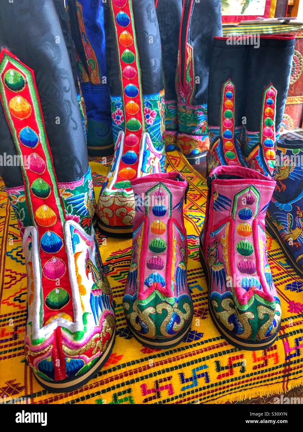 Tradizionale del Bhutan ricamato cerimoniale di calzature. Foto Stock