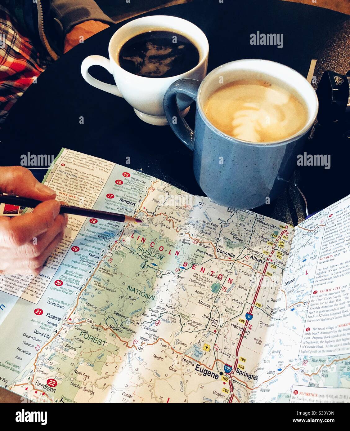 Riportando il corso a colazione in un viaggio su strada - Immagine stock catturata con smartphone