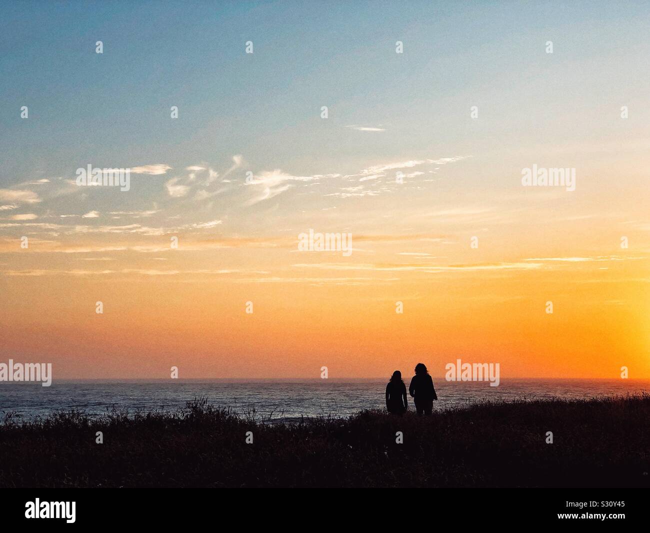 Camminare al tramonto in Mendocino Foto Stock