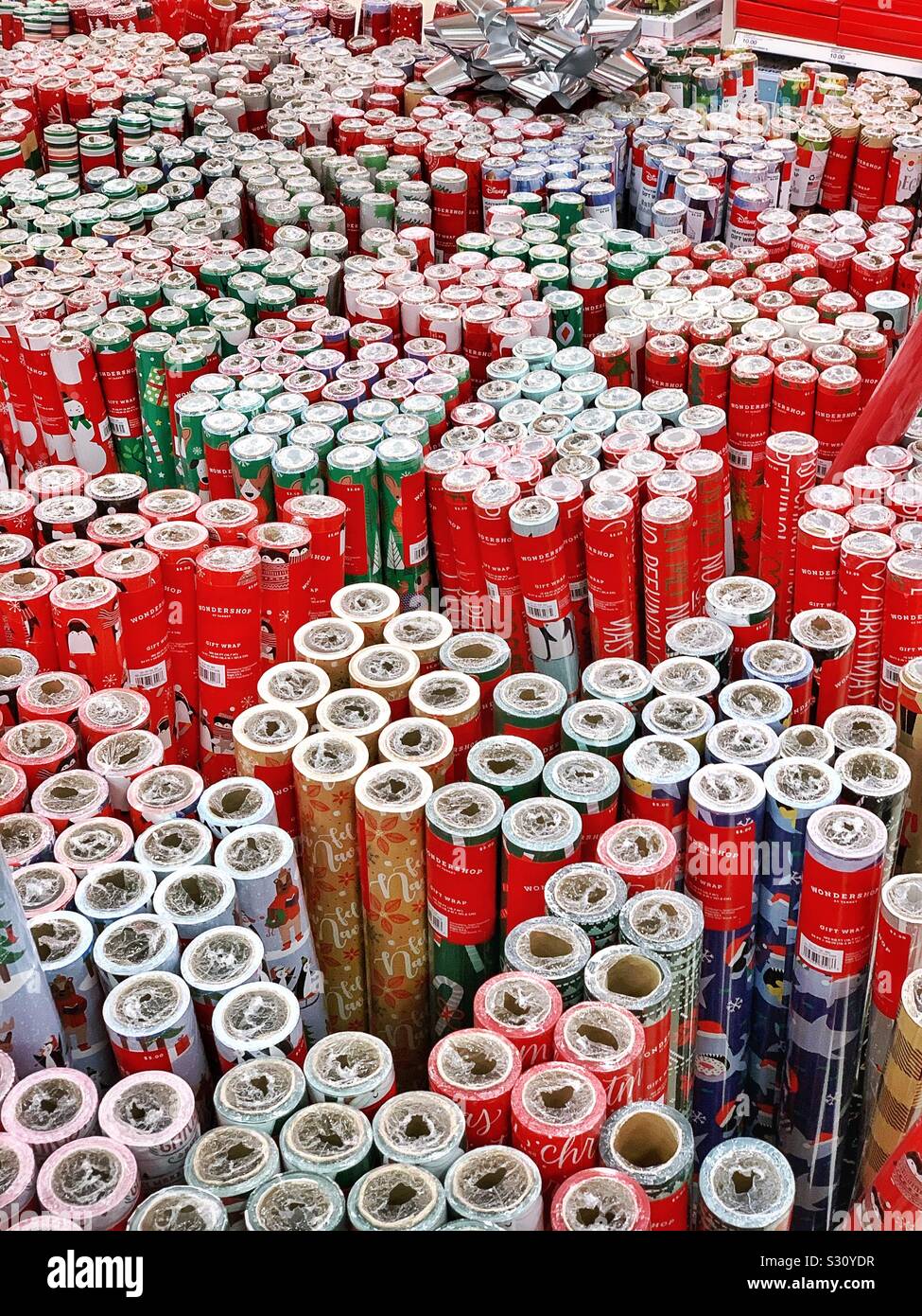 Holiday carta di avvolgimento in negozio Foto Stock