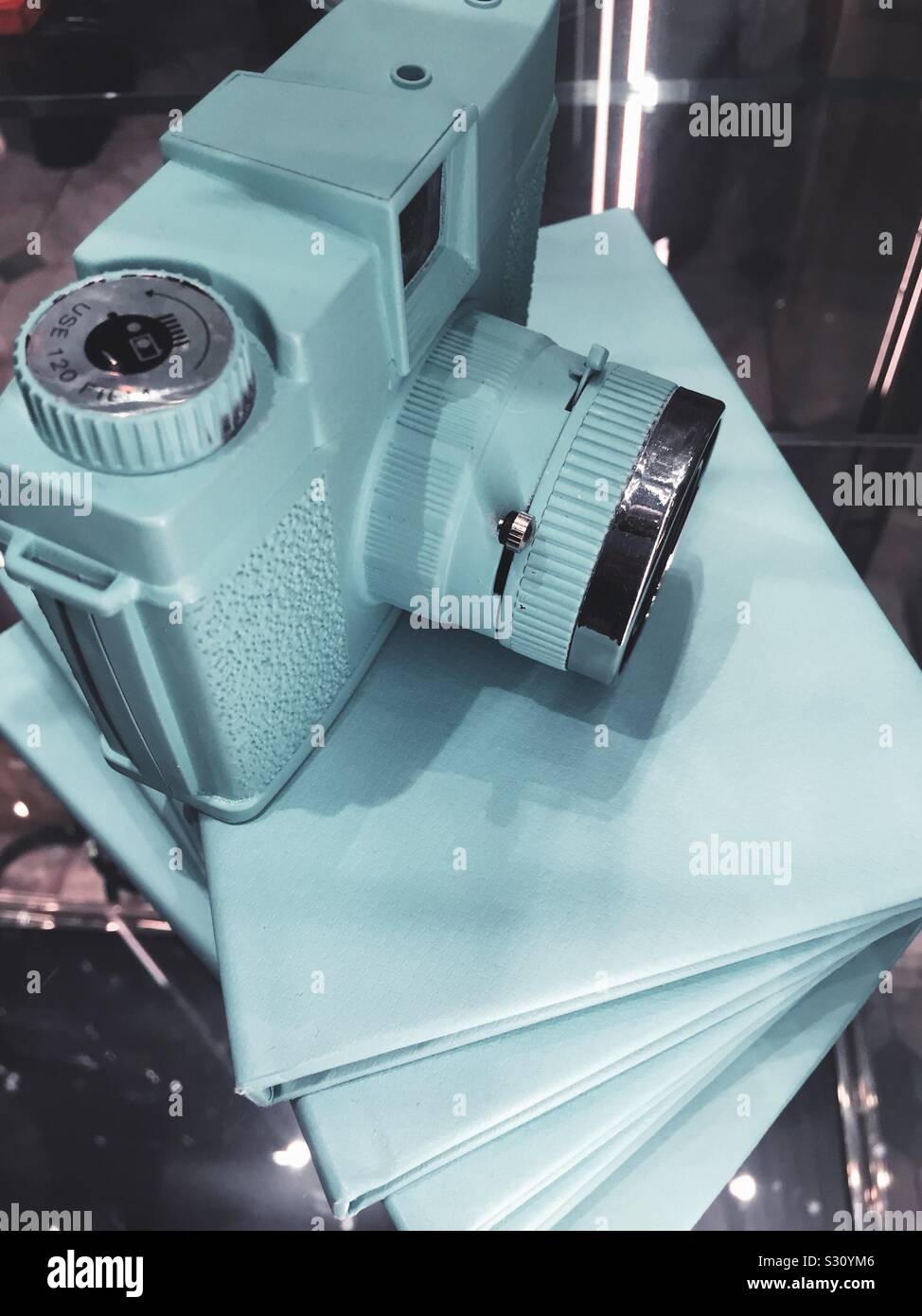 Robin Egg fotocamera blu in vendita presso Tiffany and Co., NYC, USA - Immagine stock catturata con smartphone