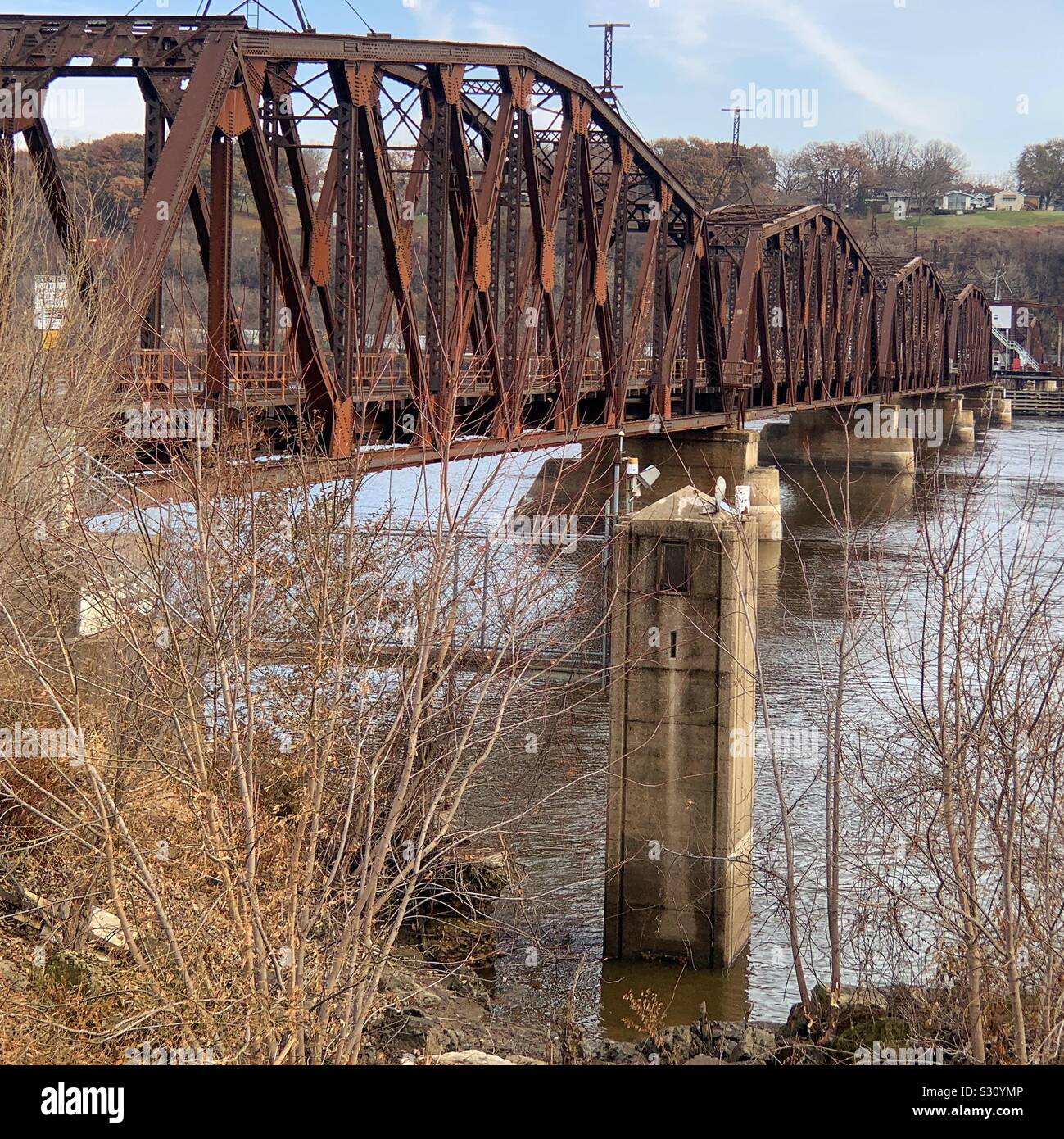Ferrovia rustico ponte sul fiume Mississippi. Foto Stock