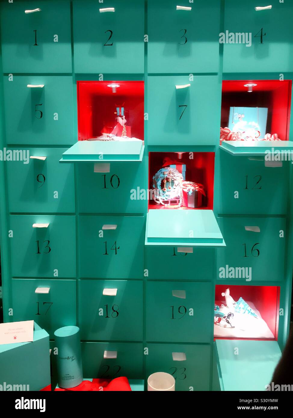 Tiffany & Co. Presenta un elaborato calendario dell'avvento in vendita durante la vacanza di Natale, NYC, USA - Immagine stock catturata con smartphone