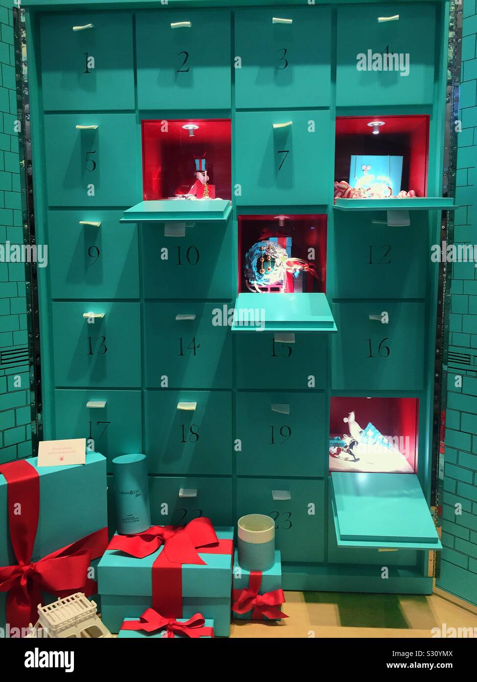 Tiffany & Co. Presenta un elaborato calendario dell'avvento delle uova di robin durante le vacanze di Natale, NYC, USA - Immagine stock catturata con smartphone