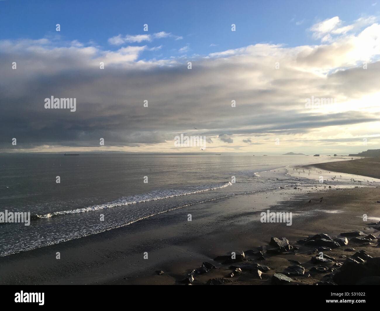 Spiaggia a Kirkcaldy, Fife, Scozia su Firth of Forth Foto Stock