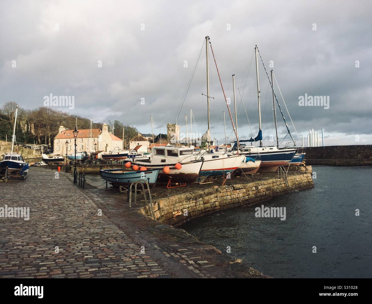 Barche a vela in Dysart Harbour, Kirkcaldy, Fife, Scozia con il XIX secolo elencati di Harbourmaster's House in background Foto Stock