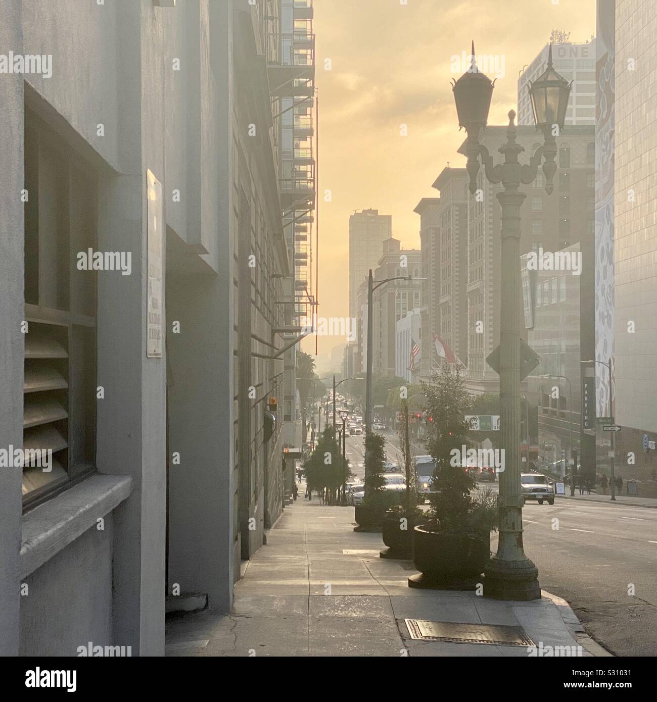 LOS ANGELES, CA, DEC 2019: vista lungo la strada di Oliva da nei pressi di Bunker Hill, nel centro cittadino. Nel tardo pomeriggio con cityscape cadere in golden haze - Immagine stock catturata con smartphone