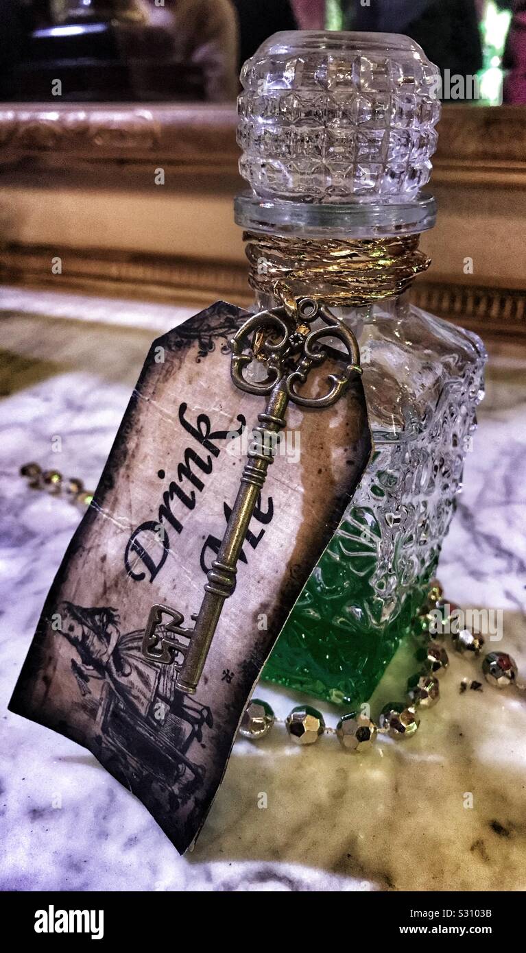 Bottiglia da Alice nel Paese delle Meraviglie dicendo bere Me con una  chiave attaccata. Alice nel palazzo a Natale- Blenheim Palace 2019 Foto  stock - Alamy