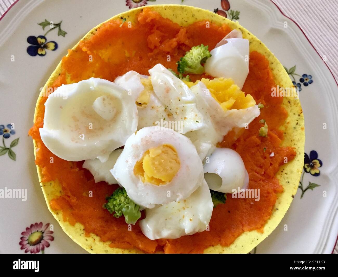 La farina di cocco tortilla con purea di zucca, uova sode e broccoli Foto Stock