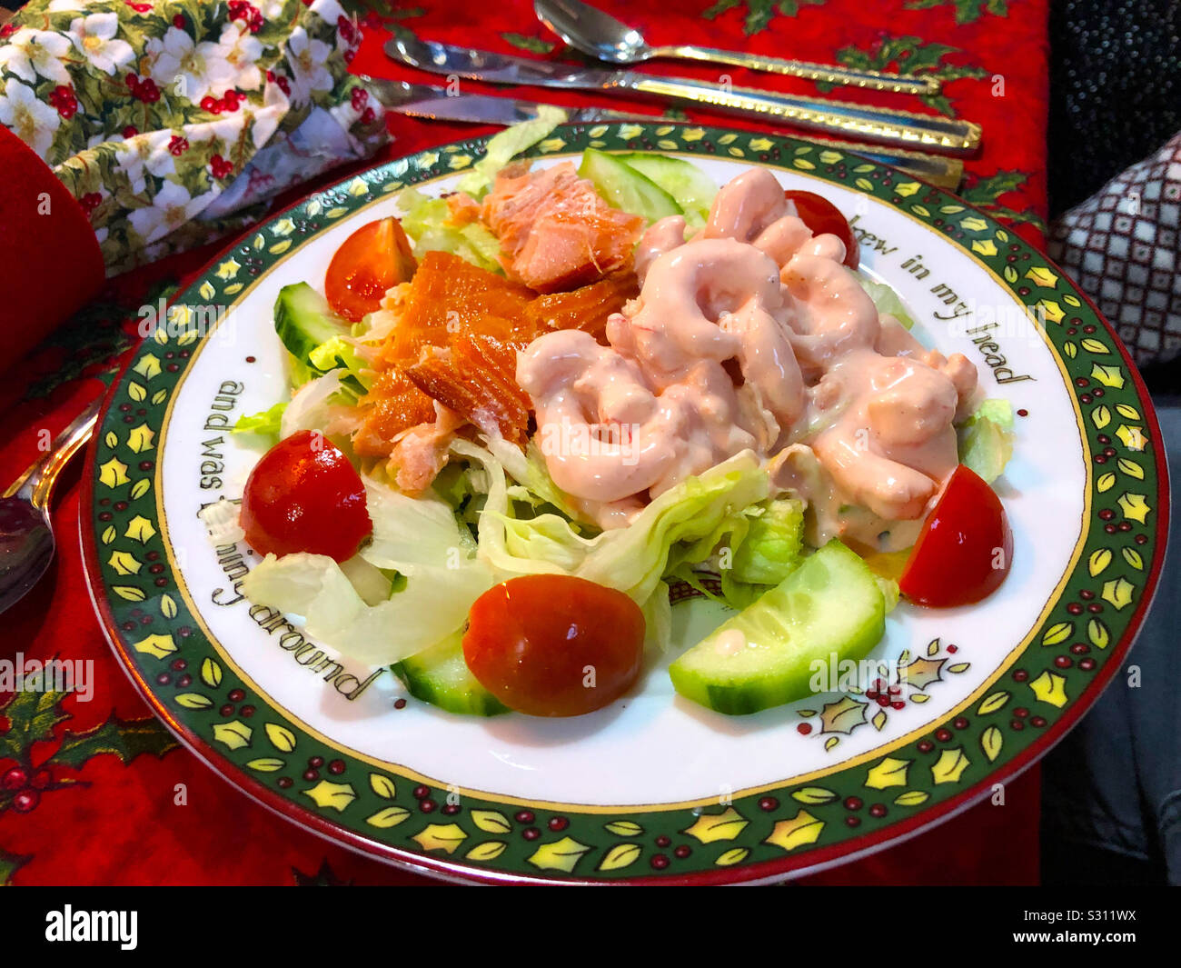 Cocktail di gamberi e salmone affumicato su insalata al tempo di Natale Foto Stock
