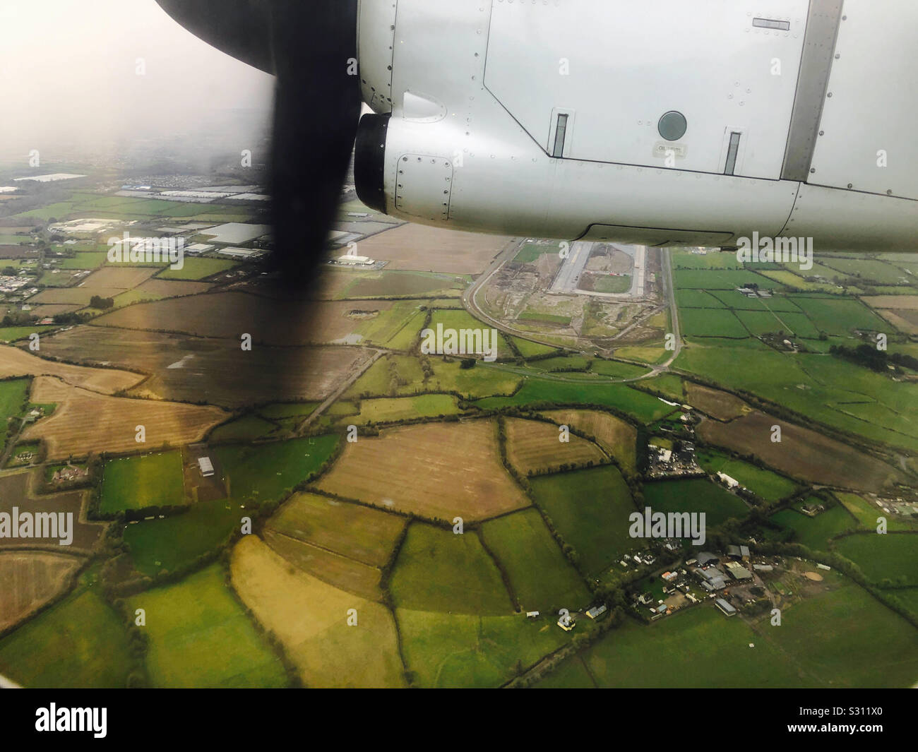 I campi nei pressi di Dublino, Irlanda da un turboelica piano Foto Stock